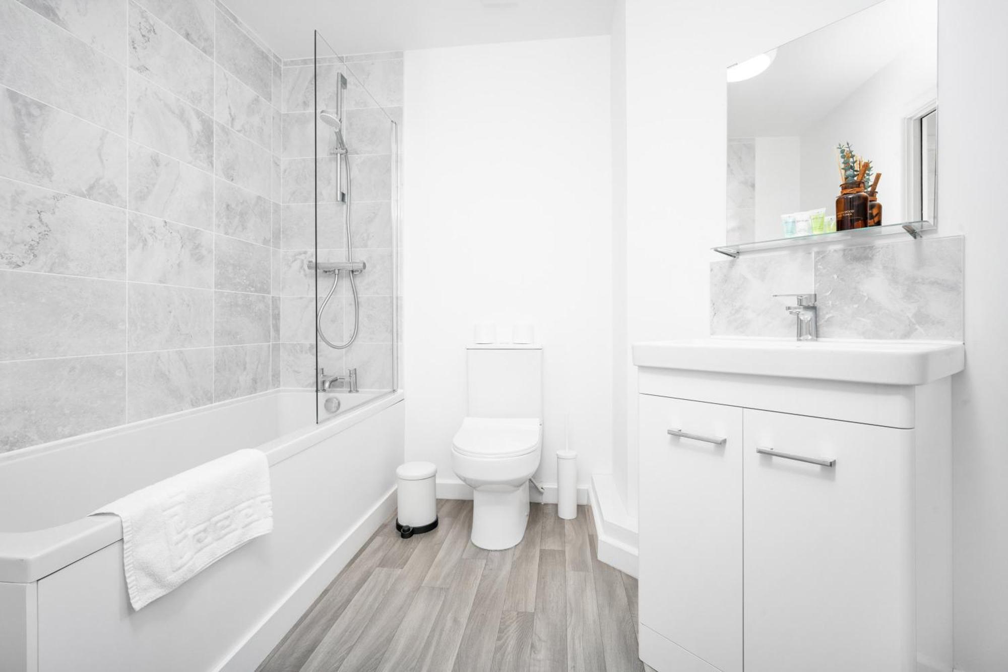 New 2 Bedroom Deluxe Apartment - Parking - Wifi & Netflix - Top Rated - 50C Cradley Heath Buitenkant foto