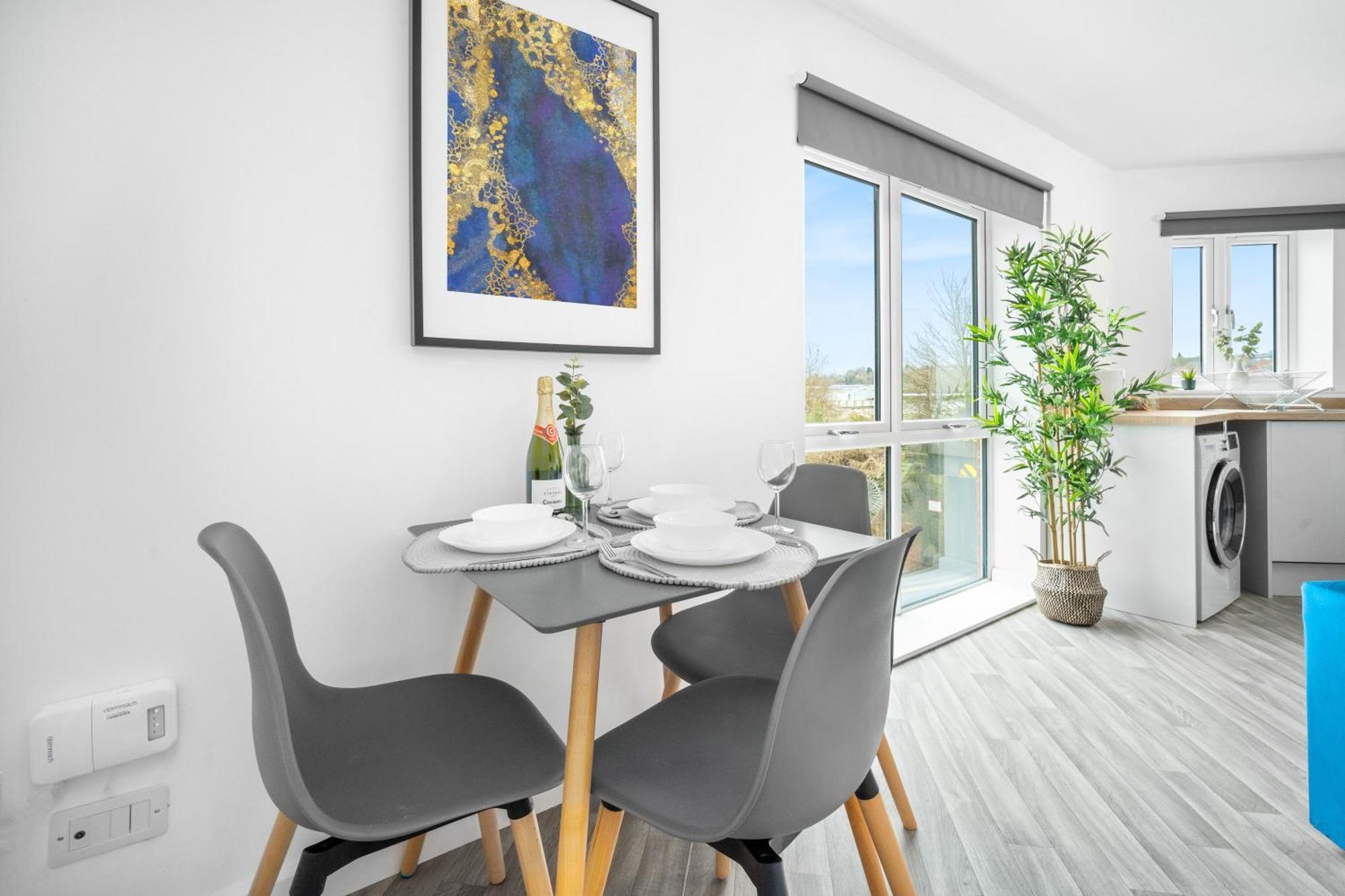 New 2 Bedroom Deluxe Apartment - Parking - Wifi & Netflix - Top Rated - 50C Cradley Heath Buitenkant foto